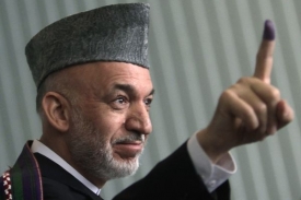 Afghánský prezident Karzáí, favorit voleb, ukazuje, že volil.